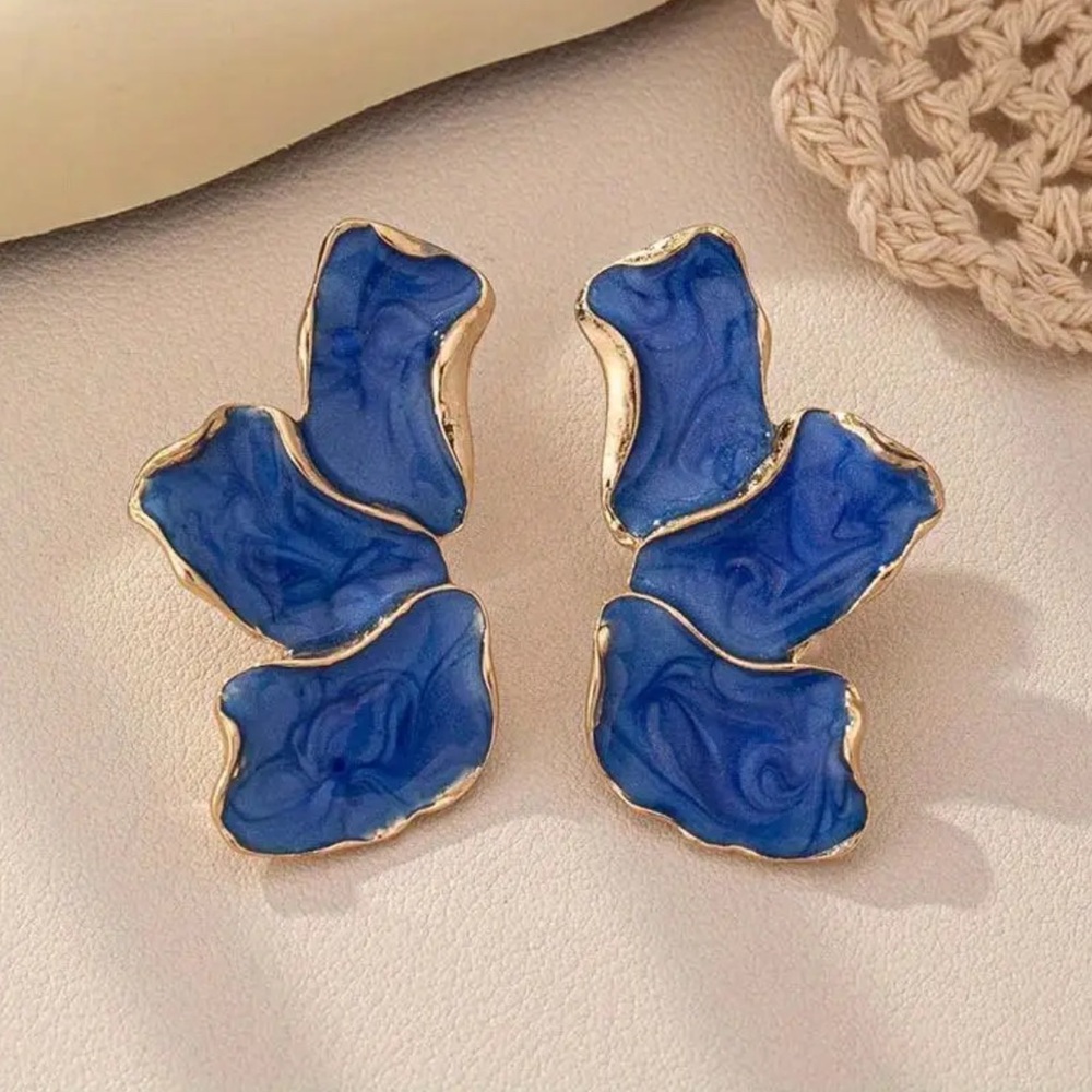 BRAND NEW 🩵 SUPER CUTE blue floral earrings